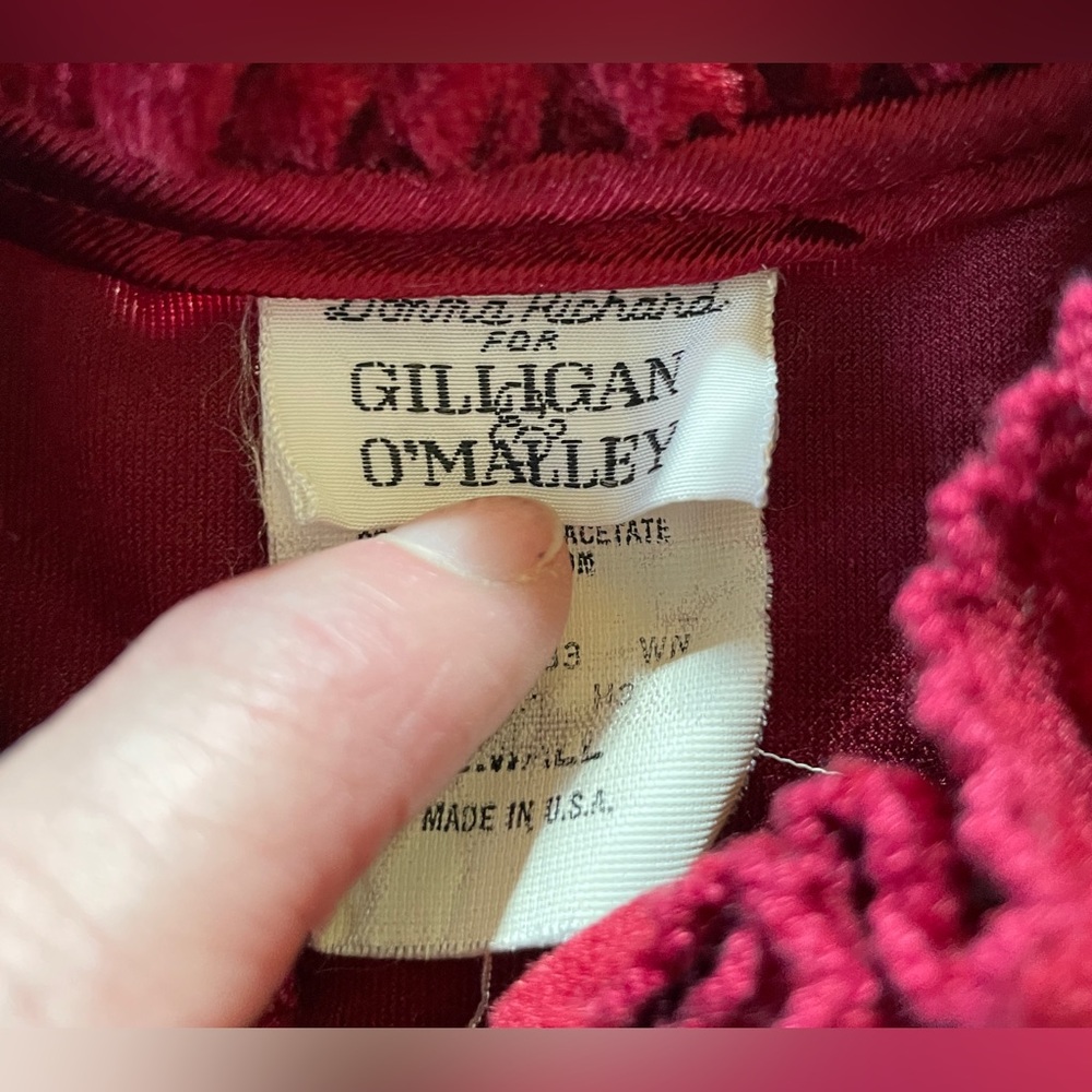 Vintage Gillian O’Malley women’s crimson colored velvet nightgown, size small - Picture 5 of 7